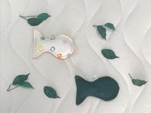 Lade das Bild in den Galerie-Viewer, Bio Kissen Fischli, Bio Baumwolle und wählbare Füllung