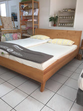 Lade das Bild in den Galerie-Viewer, Massivholzbett Bolero