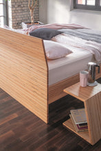 Lade das Bild in den Galerie-Viewer, Laria-Maxi-Massivholzbett-Rückenlehne