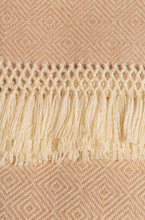 Lade das Bild in den Galerie-Viewer, Uamacho-AlpacaDecke-Nahaufnahme-beige