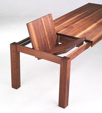 Lade das Bild in den Galerie-Viewer, Tafeltisch Julia, Massivholz, Nussbaum, TischerweiterungHolzschmiede