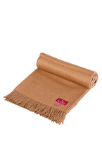 Lade das Bild in den Galerie-Viewer, Alpaka Tagesdecke aus 100 % Baby Alpaka Kamelfarben