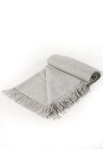 Lade das Bild in den Galerie-Viewer, Alpaka Tagesdecke aus 100 % Baby Alpaka Silberfarben