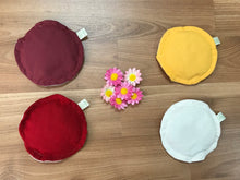 Lade das Bild in den Galerie-Viewer, Babykissen aus Bio Baumwolle mit Kirschkernfüllung in verschiedenen Farben und Motiven