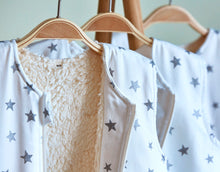 Lade das Bild in den Galerie-Viewer, Cotonea Bio Kinderschlafsack mit Teddyplüsch-Futter und Motiv Sternchen Beispielfoto