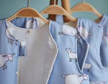 Lade das Bild in den Galerie-Viewer, Cotonea Bio Kinderschlafsack mit Flanell-Futter und Motiv Schäfchen Beispielfoto