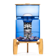 Lade das Bild in den Galerie-Viewer, lotus-fontana_bambus_8l_blau_glas-wasserfilter
