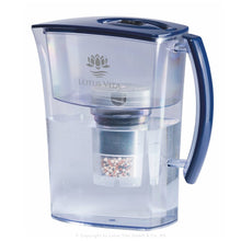 Lade das Bild in den Galerie-Viewer, natura-plus_lotus-filterkanne_gefuellt_blau